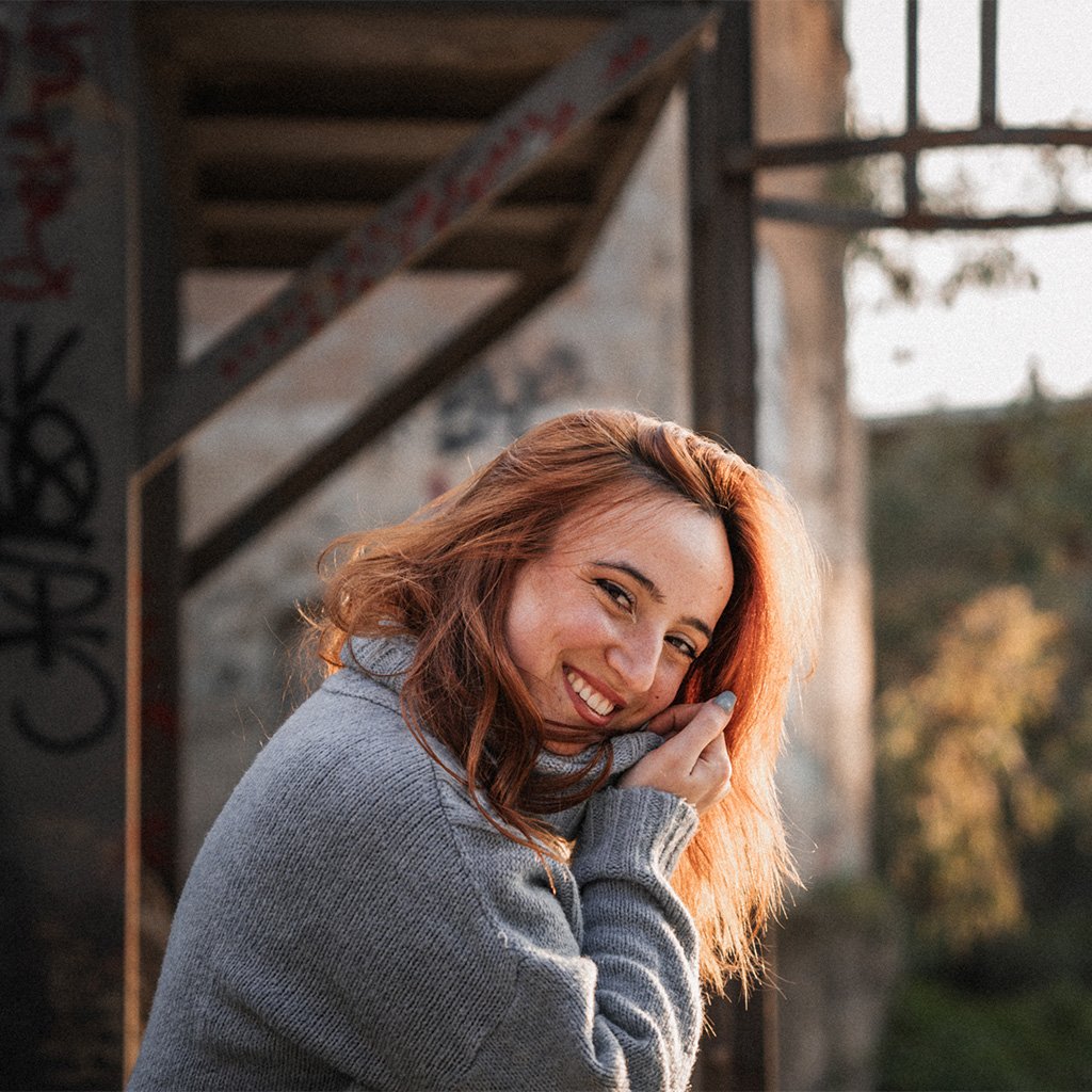 Retrato a mujer pelirroja fotografía de realizado por Marina Camargo Fotografía Profesional.